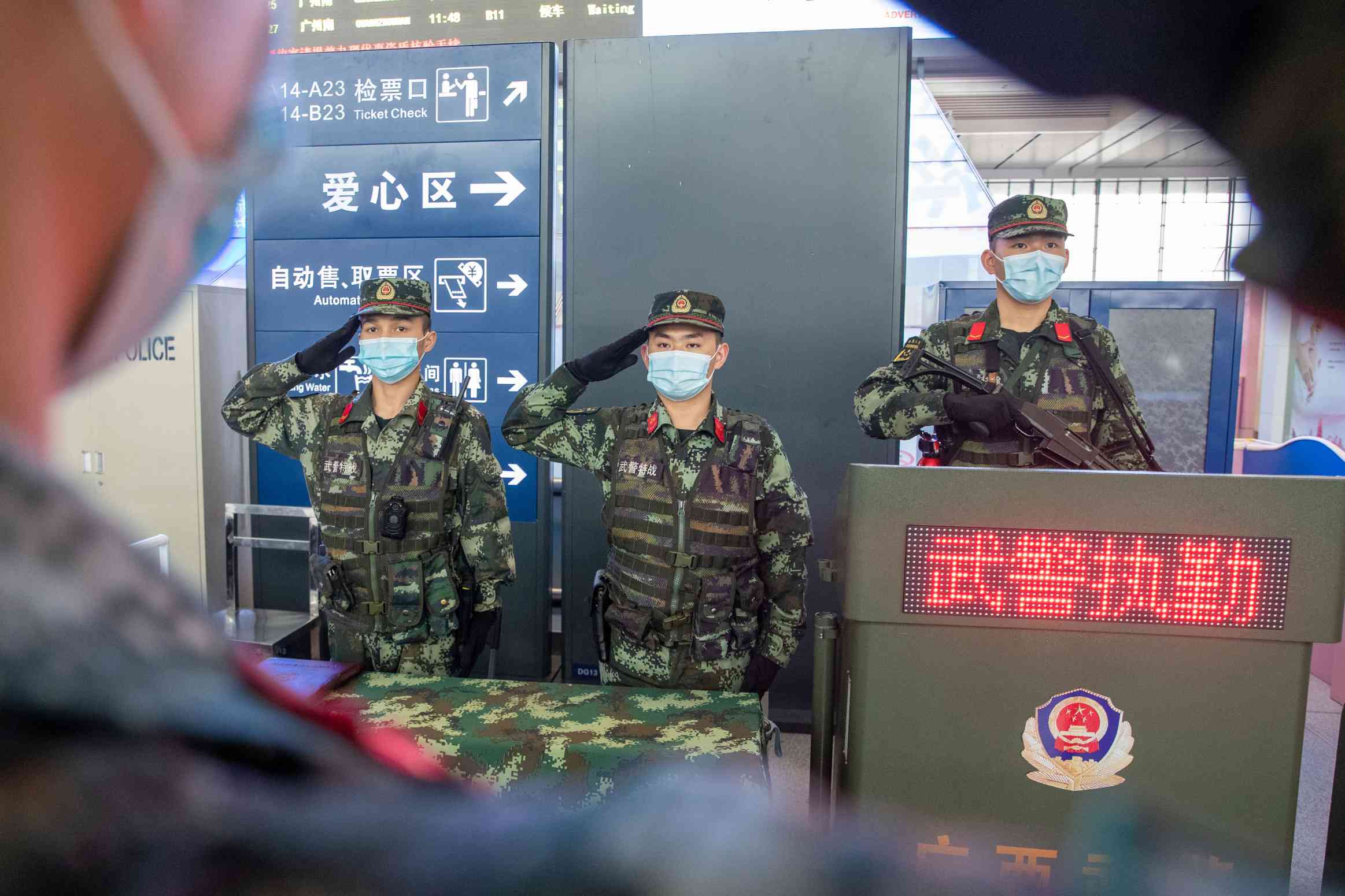 广西南宁武警南宁支队官兵元宵佳节坚守执勤一线