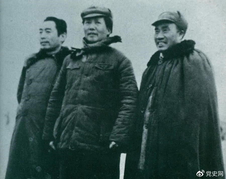 1946年3月4日，毛泽东和朱德、周恩来在延安机场。