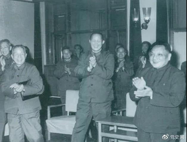 1978年3月，邓小平和参加五届人大一次会议的解放军代表在一起。