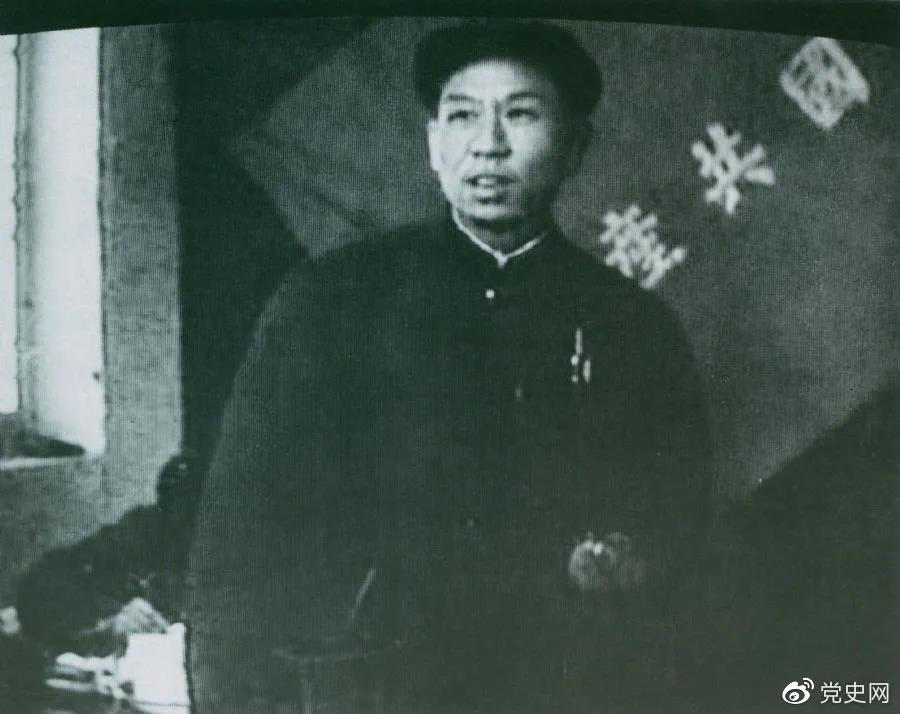 1949年3月，刘少奇在中共七届二中全会上谈话。