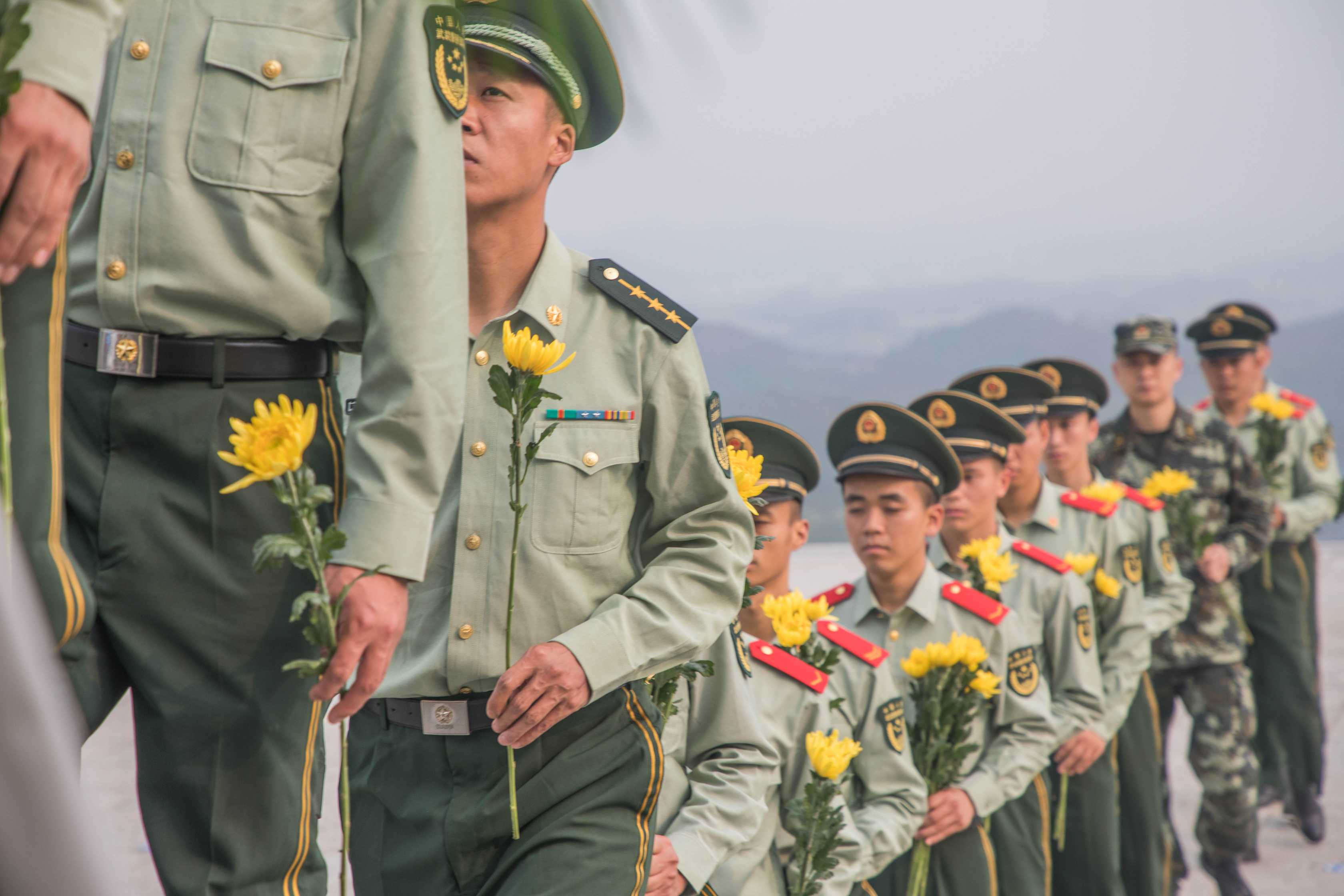 缅怀先烈武警官兵清明节祭扫烈士陵园