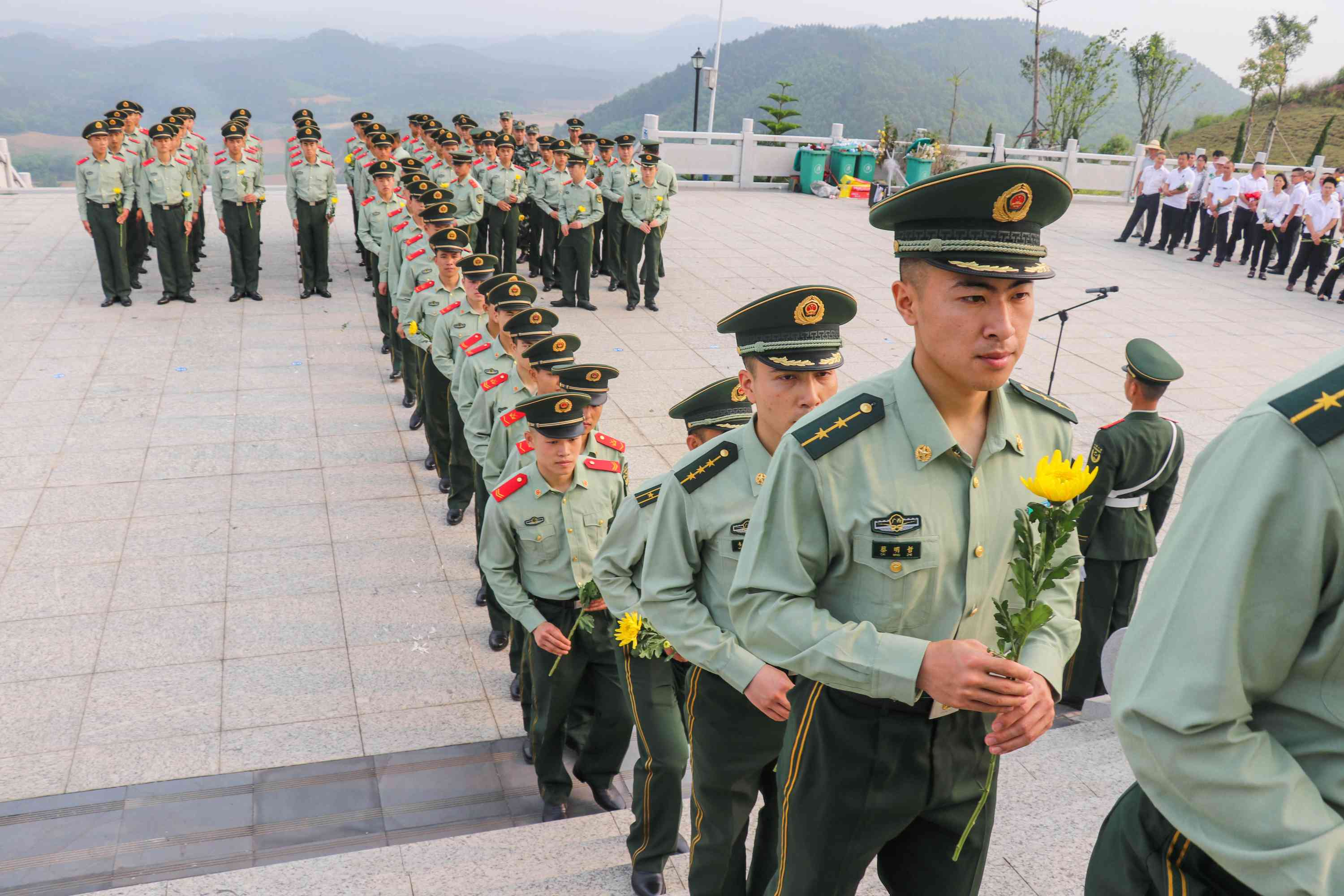 缅怀先烈武警官兵清明节祭扫烈士陵园