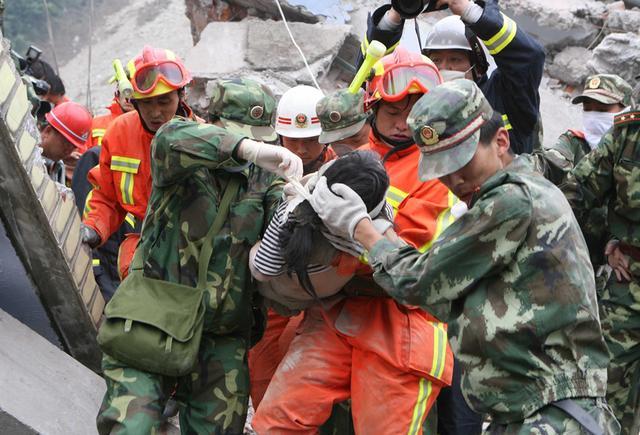 △2008年5月15日，救援人员在汶川县抢救被困群众。