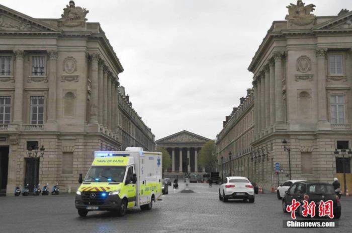 资料图：一辆救护车驶过巴黎市中心协和广场。 <a target='_blank' href='http://www.chinanews.com/'><p class=