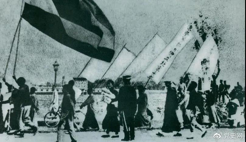 1919年5月4日，北京爆发学生反帝爱国运动。这是北京大学学生的示威游行步队。