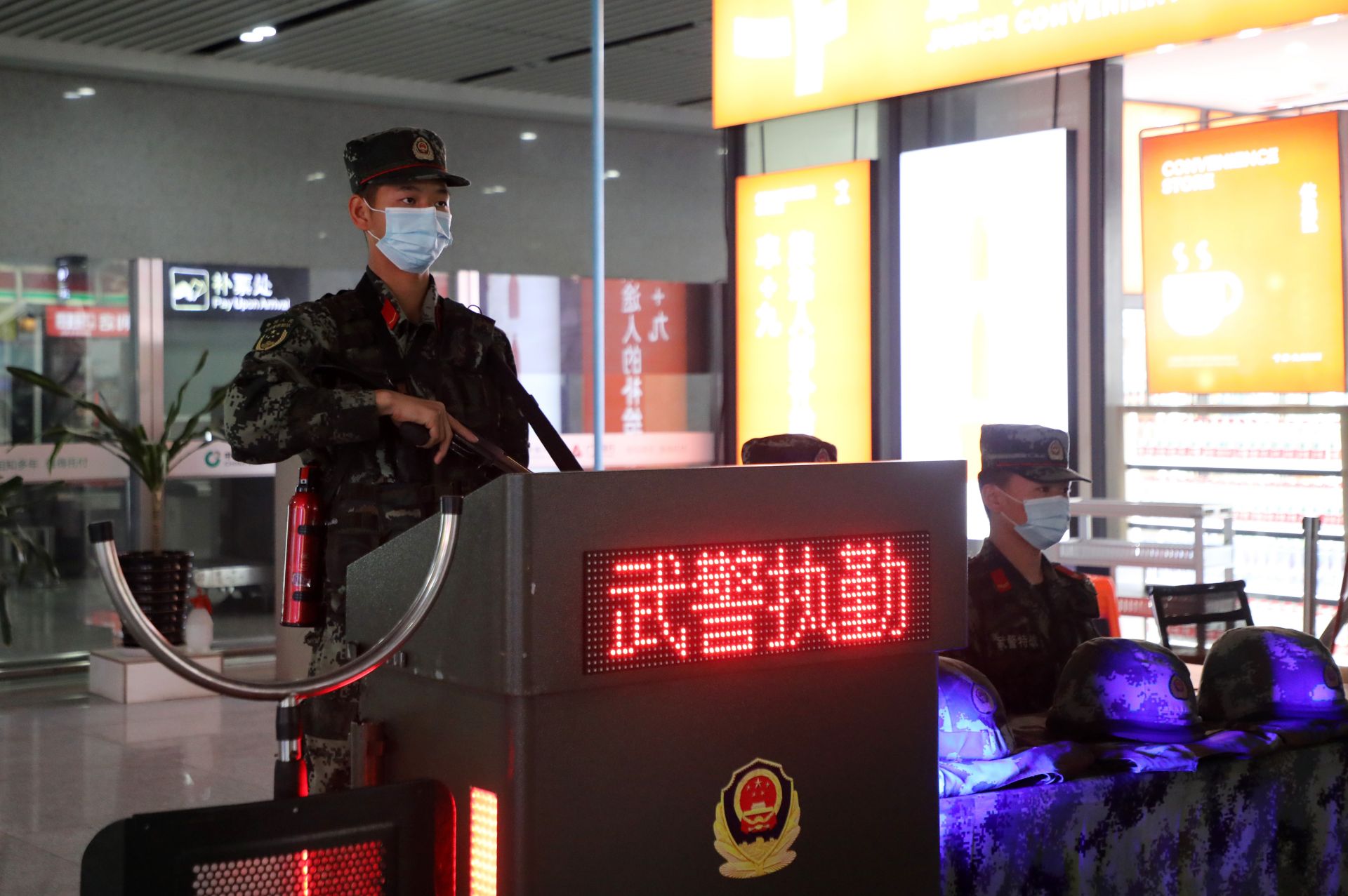 广西南宁五一假期守一线执勤巡逻保平安