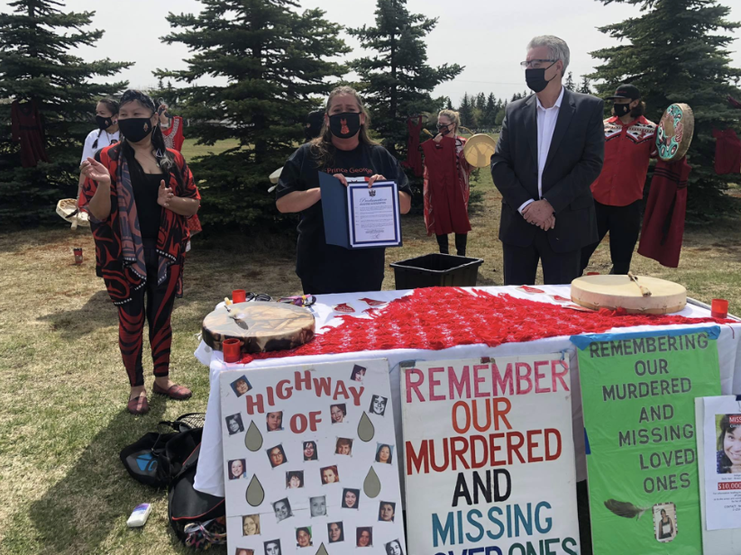 加拿大原住民举行 红裙日 游行缅怀遇害的原住民女性 新闻频道 央视网 Cctv Com