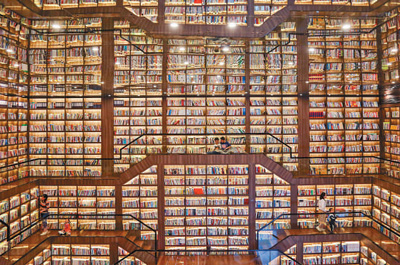　5月4日，读者在湖南省邵阳市松坡图书馆桃花源分馆阅读。 　　曾 勇摄（人民视觉）