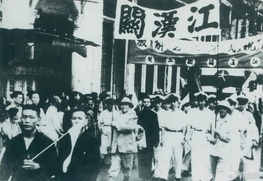1949年5月17日，第四野戰軍解放武漢。圖為武漢人民歡慶解放。
