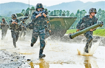 2020年5月，“硬骨头六连”官兵在训练场演练。新华社记者 张永进摄