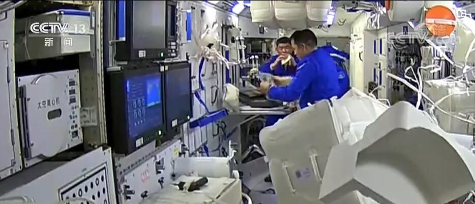 三名航天员正在进餐