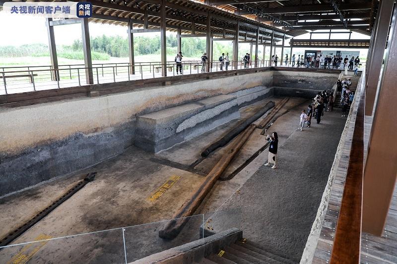 浙江杭州：良渚古城5000年前神秘巨型木构件首次向公众开放