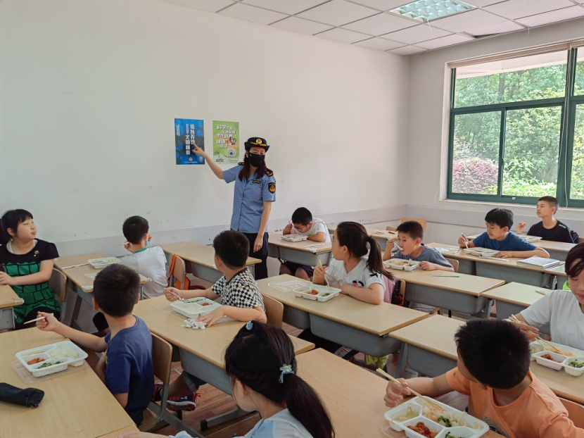 爱心暑托班的供餐安全有人在守护