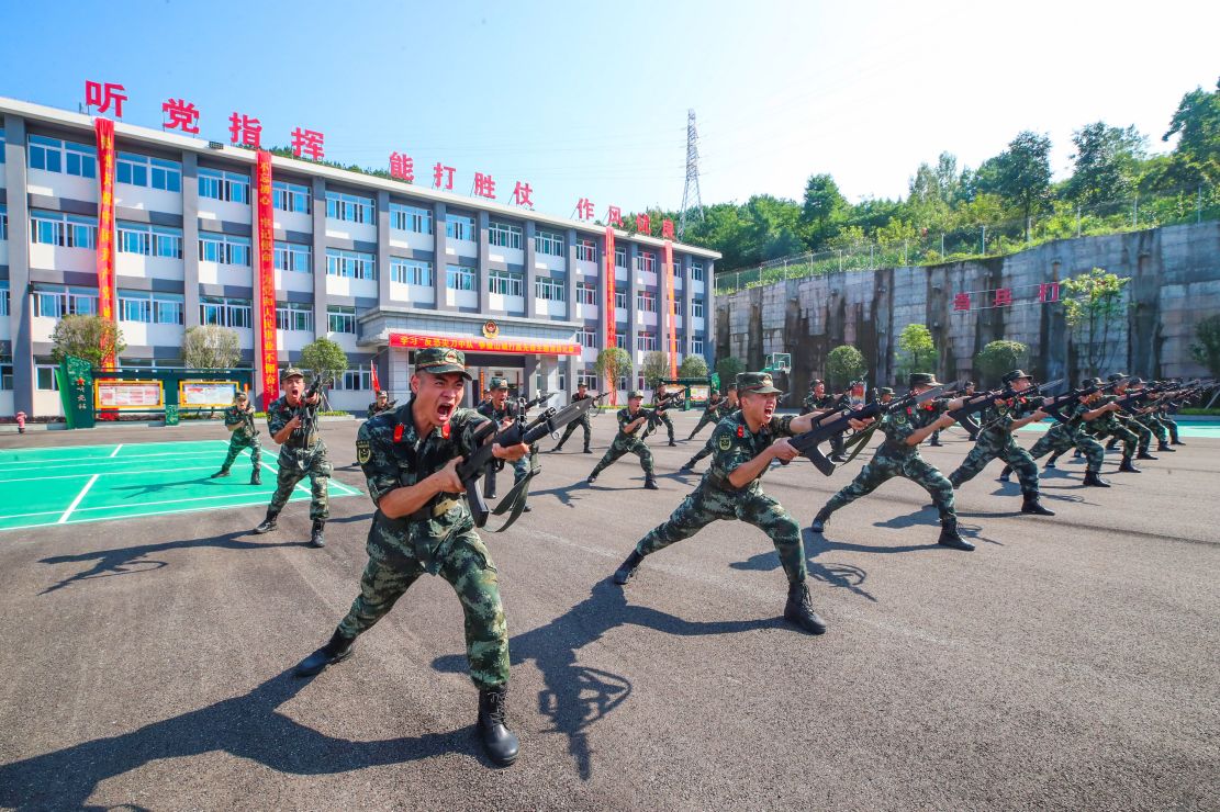 重庆武警官兵掀起夏季练兵热潮提升打赢本领