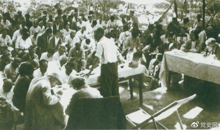 　　1947年7月17日至9月13日，全領土地集會在河北西柏坡召開。劉少奇主持集會並在會上作報告。