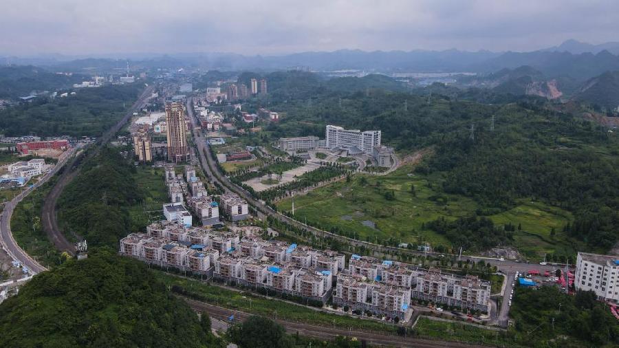 这是位于六盘水市的贵州水城经济开发区（7月17日摄，无人机照片）。新华社记者徐钦摄