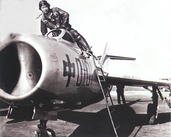 △试飞员吴克明跨进歼-5飞机座舱，准备试飞。吴克明是歼-5、歼-6战机首飞试飞员，曾在抗美援朝空战中战斗起飞数百次、空战十余次，击落2架美制F-86“佩刀”(Sabre)战斗机。