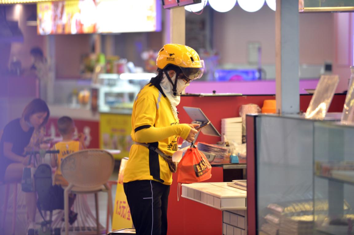 燕郊女骑手为了患白血病的孩子妈妈快跑