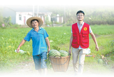 浙江省淳安县里商乡村坑村党员志愿者帮助瓜农采收西瓜。