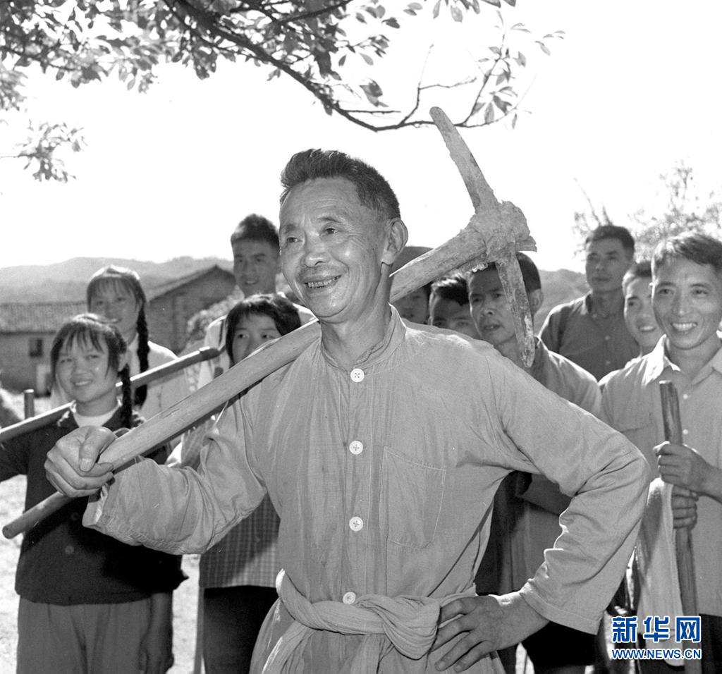 甘祖昌回到家乡后，一直和村民一起参加生产劳动（资料照片）。新华社记者 王绍业 摄