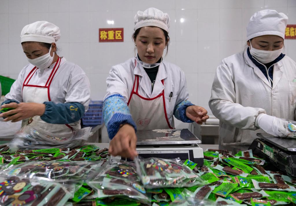 　　在西藏奇圣土特产品有限公司生产车间内，工作人员在分装牦牛肉（2019年12月31日摄）。新华社记者 孙非 摄
