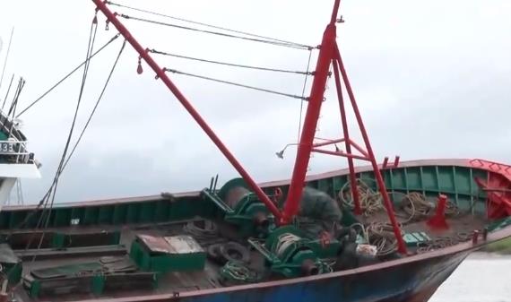 台风“烟花”来袭 渔船转移过程中遇险 倾斜45度船体进水