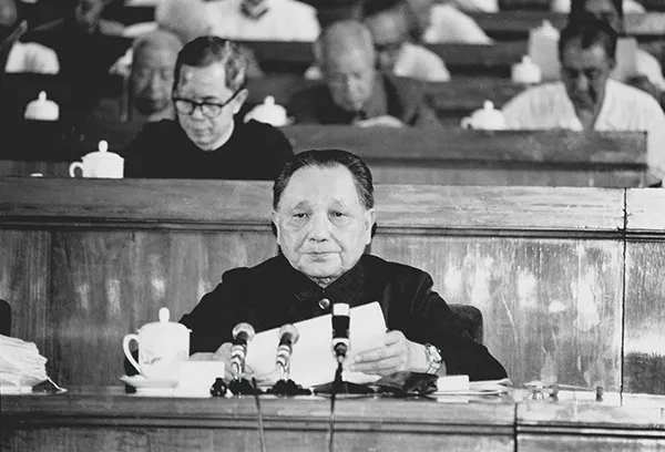 1982年9月1日至11日，中国共产党第十二次全国代表大会在北京举行。邓小平致开幕词。他在开幕词中明确提出了“建设有中国特色的社会主义”的重大命题。图为邓小平在大会上致开幕词。新华社发