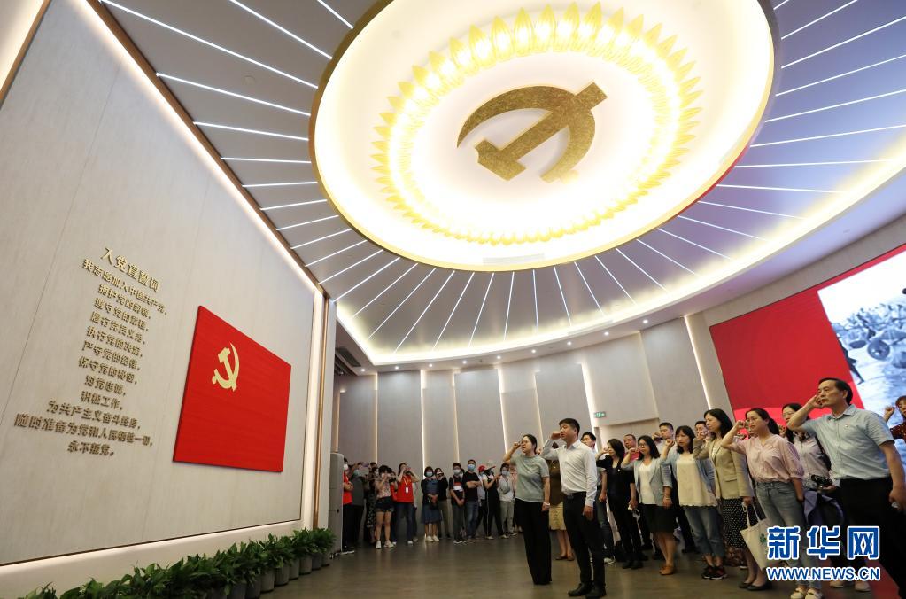 6月3日，党员在全新开馆的上海中共一大纪念馆里重温入党誓词。新华社记者 刘颖 摄