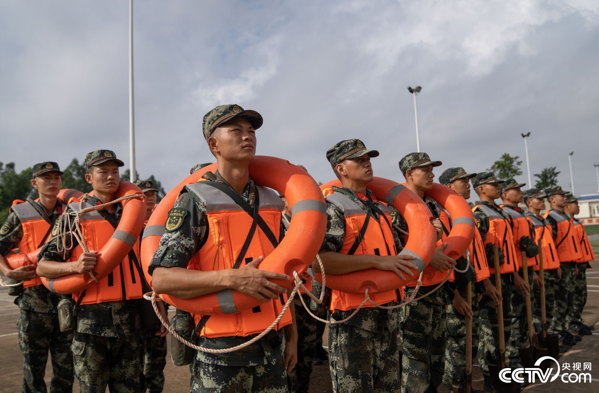 武警广西总队钦州支队积极开展抗洪抢险救灾演练