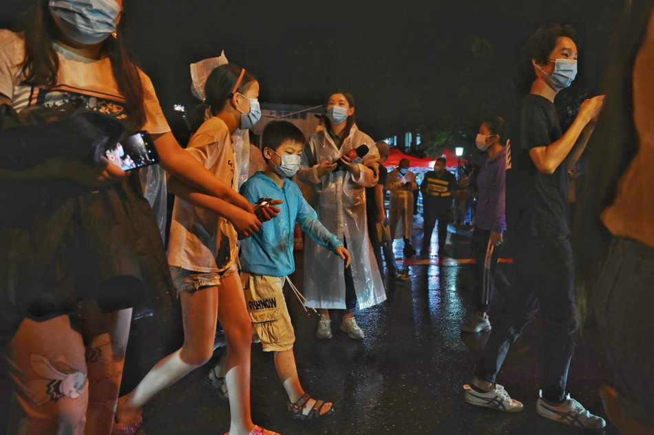 8月17日零时许,上海浦东心圆西苑小区居民井然有序地走出大门.