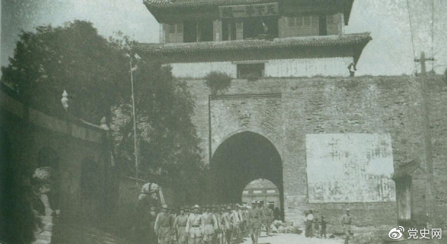 1945年8月下旬，八路軍解放山海關(guān)。