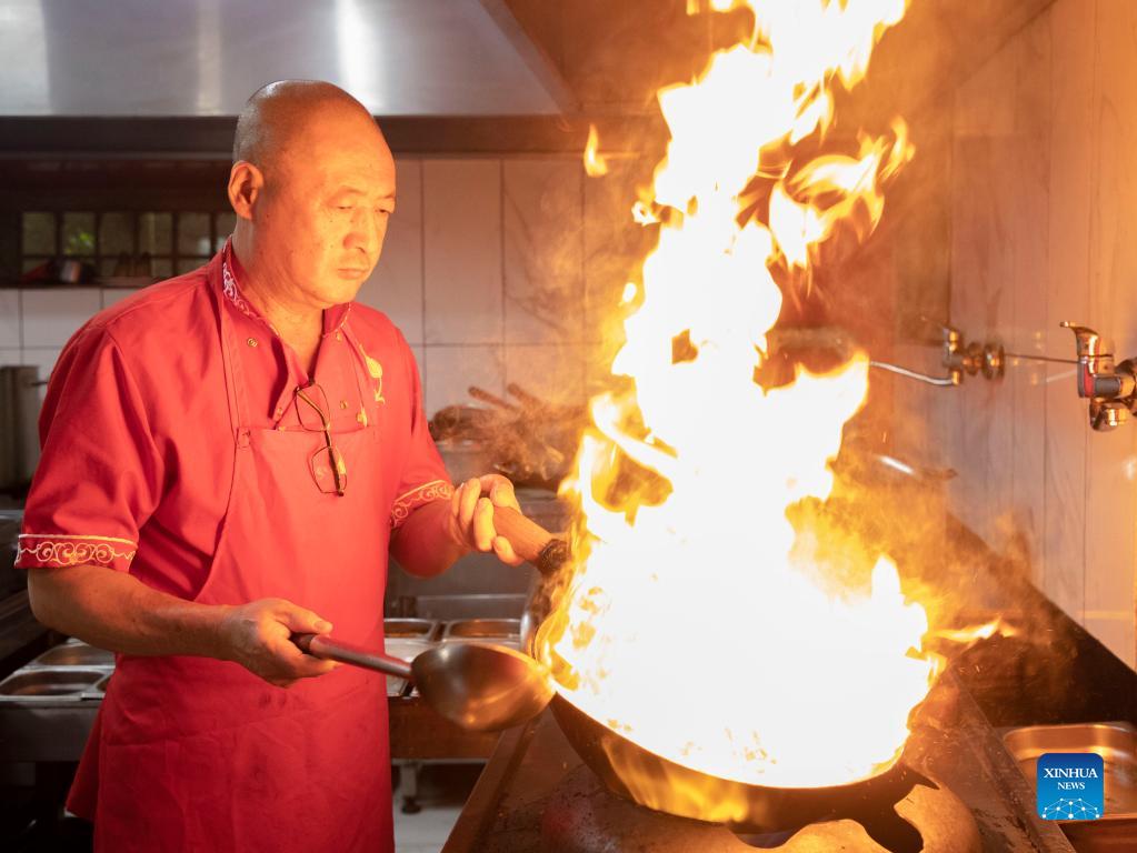 Chinese chef introduces Chinese flavors, food culture in Istanbul_英语频道