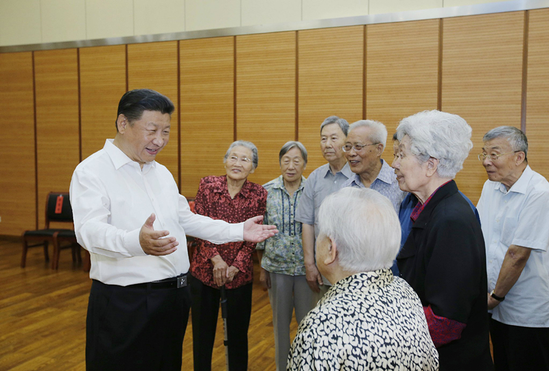 2016年9月9日，习近平总书记在北京市八一学校同母校老教师们亲切交谈。
