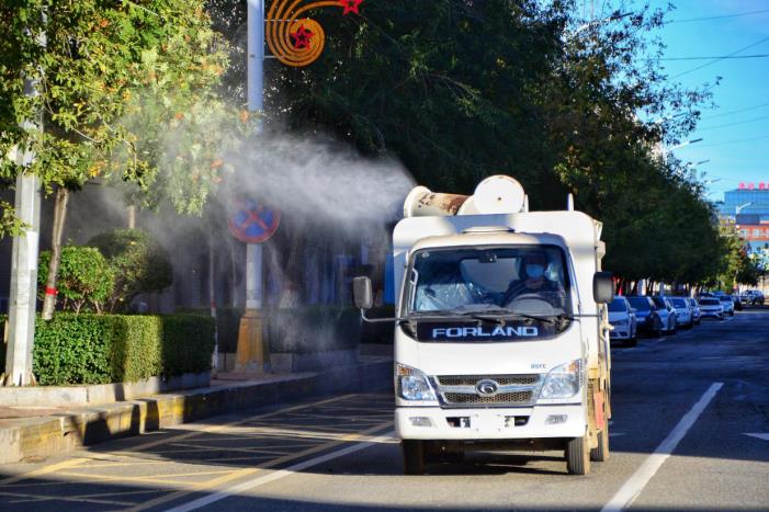大型喷雾消杀车辆在哈尔滨巴彦街头进行循环消杀作业。