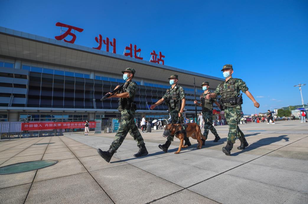 重庆国庆假期武警官兵坚守一线保平安