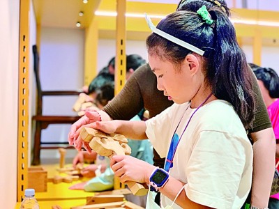 10月7日，小学生在苏州博物馆西馆探索体验馆研究园林建筑卯榫结构。本报记者 苏雁摄/光明图片