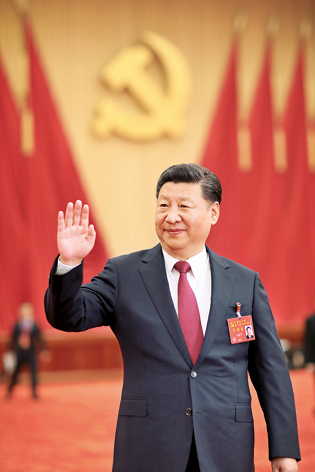 　　△2017年10月25日，习近平在北京人民大会堂亲切会见出席党的十九大代表、特邀代表和列席人员。