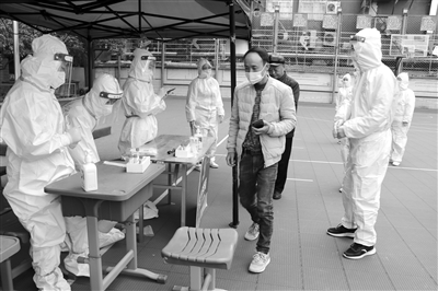 近日，甘肃中医药大学志愿者在检测点协助社区工作人员引导居民有序做核酸检测。 甘肃中医药大学 供图