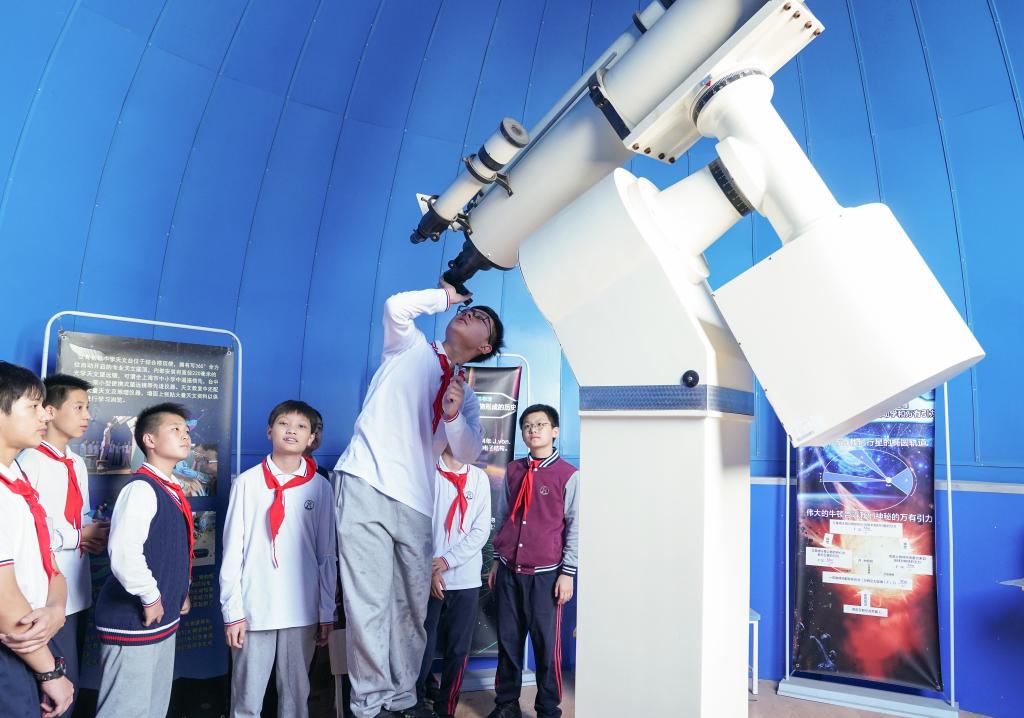 10月26日，上海市位育初级中学学生在上天体演化课。新华社记者丁汀 摄