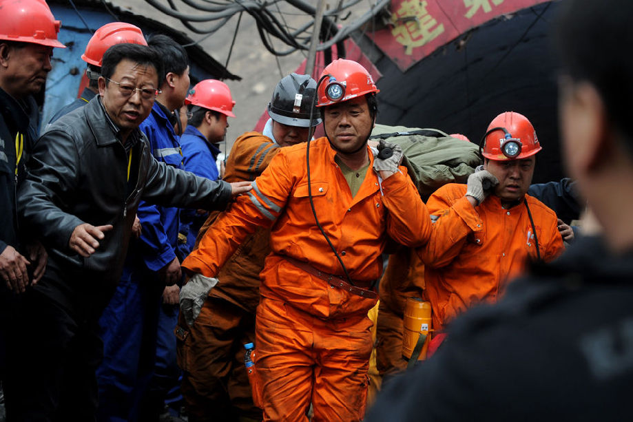2010年，肖文儒在山西王家岭煤矿透水事故现场指挥救援。