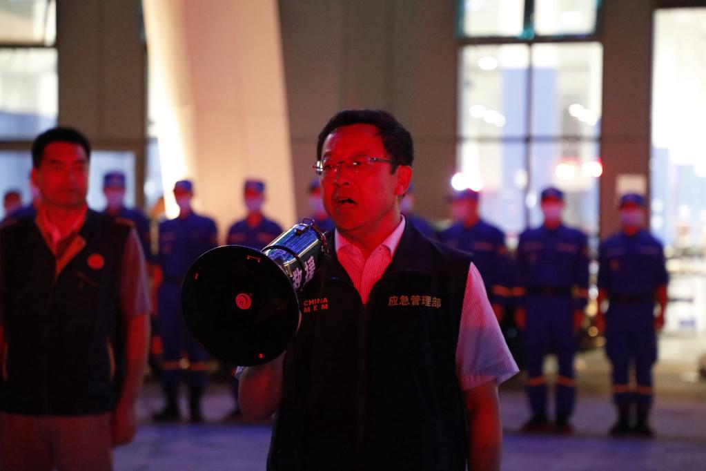 2021年8月4日凌晨，排涝抢险结束后，肖文儒带领救援队伍撤离新乡。