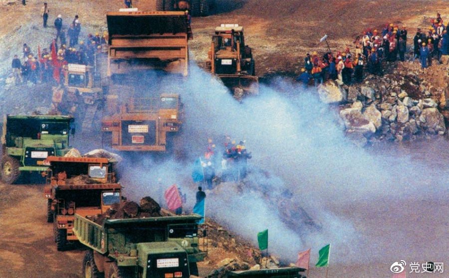 1997年11月8日，长江三峡水利枢纽工程樂成实现大江截流。这是400多辆巨型装载车紧张有序地向上游围堰口抛投石料。