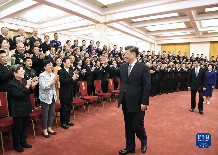 11月5日，党和国家领导人习近平、王沪宁等在北京人民大会堂会见第八届全国道德模范及提名奖获得者。新华社记者 申宏 摄