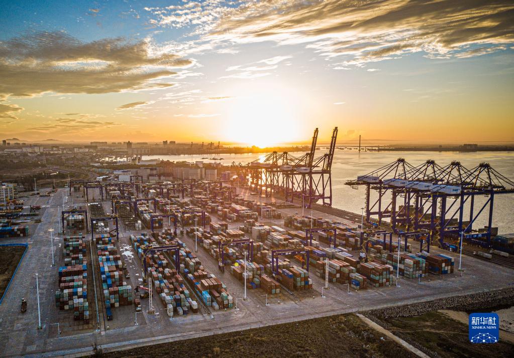 这是5月26日在海南洋浦经济开发区拍摄的洋浦国际集装箱码头（无人机照片）。新华社记者 蒲晓旭 摄