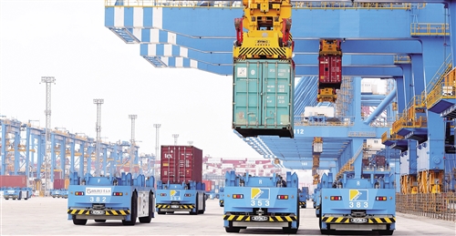 11月7日，山东港口青岛港自动化码头，自动起重机在吊装外贸集装箱。 俞方平摄（中经视觉）