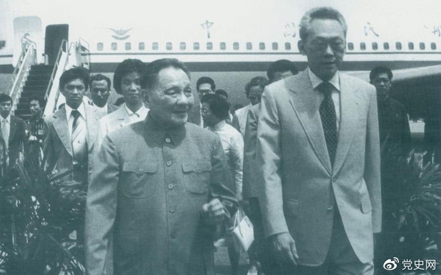 1978年11月12日，邓小平应邀会见新加坡。李光耀总理到机场迎接。