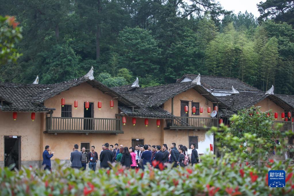2019年5月8日，游客在江西省瑞金市叶坪乡华屋村参观。新华社记者 兰红光 摄