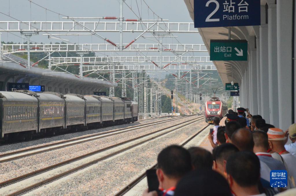 2021年9月30日，在福建宁化火车站，旅客在站台上候车。新华社记者 庞梦霞 摄