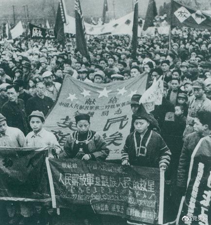 1949年11月15日，贵州解放。图为苗族同胞向人民解放军步队献旗。
