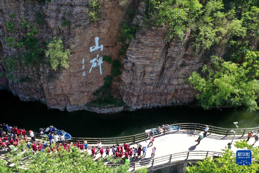游客在河南林州红旗渠畔参观（2019年5月22日摄，无人机照片）。新华社记者 冯大鹏 摄